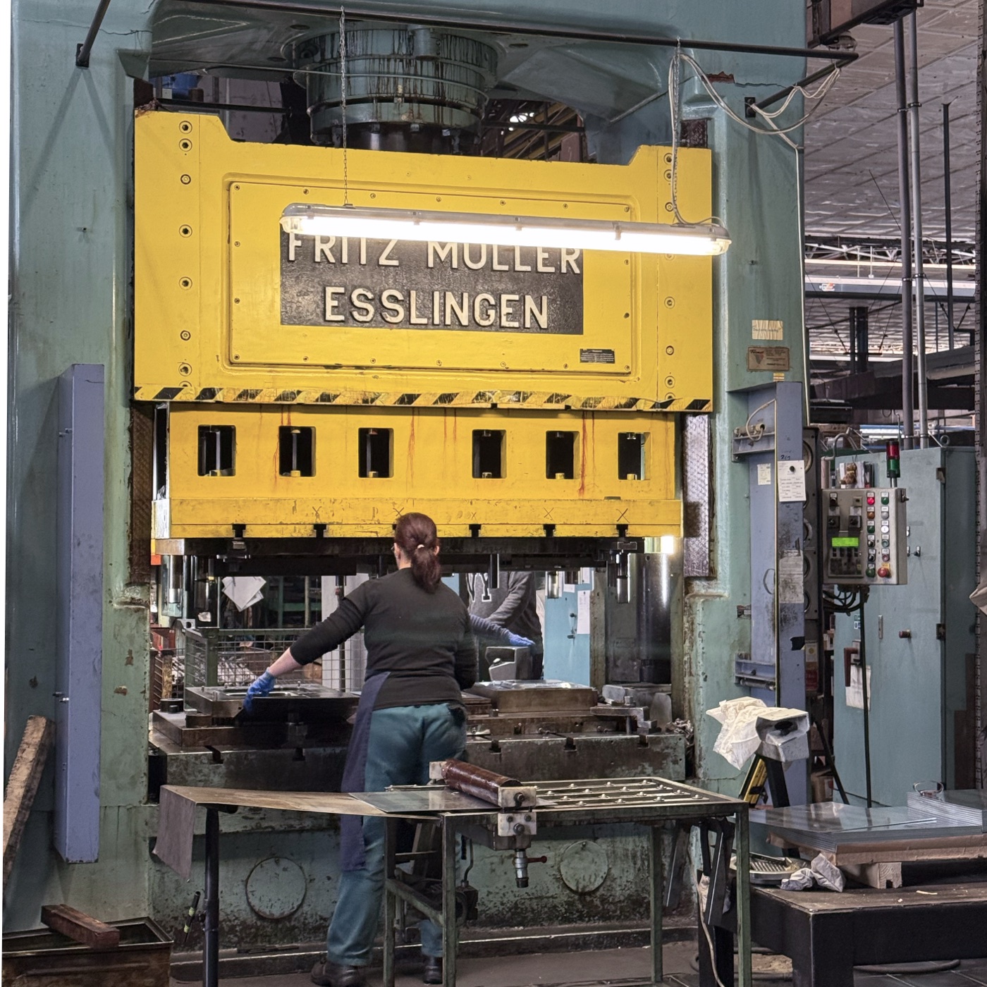 Arbeiterin an der Fritz Müller Stanzpresse in der EUDORA Manufaktur