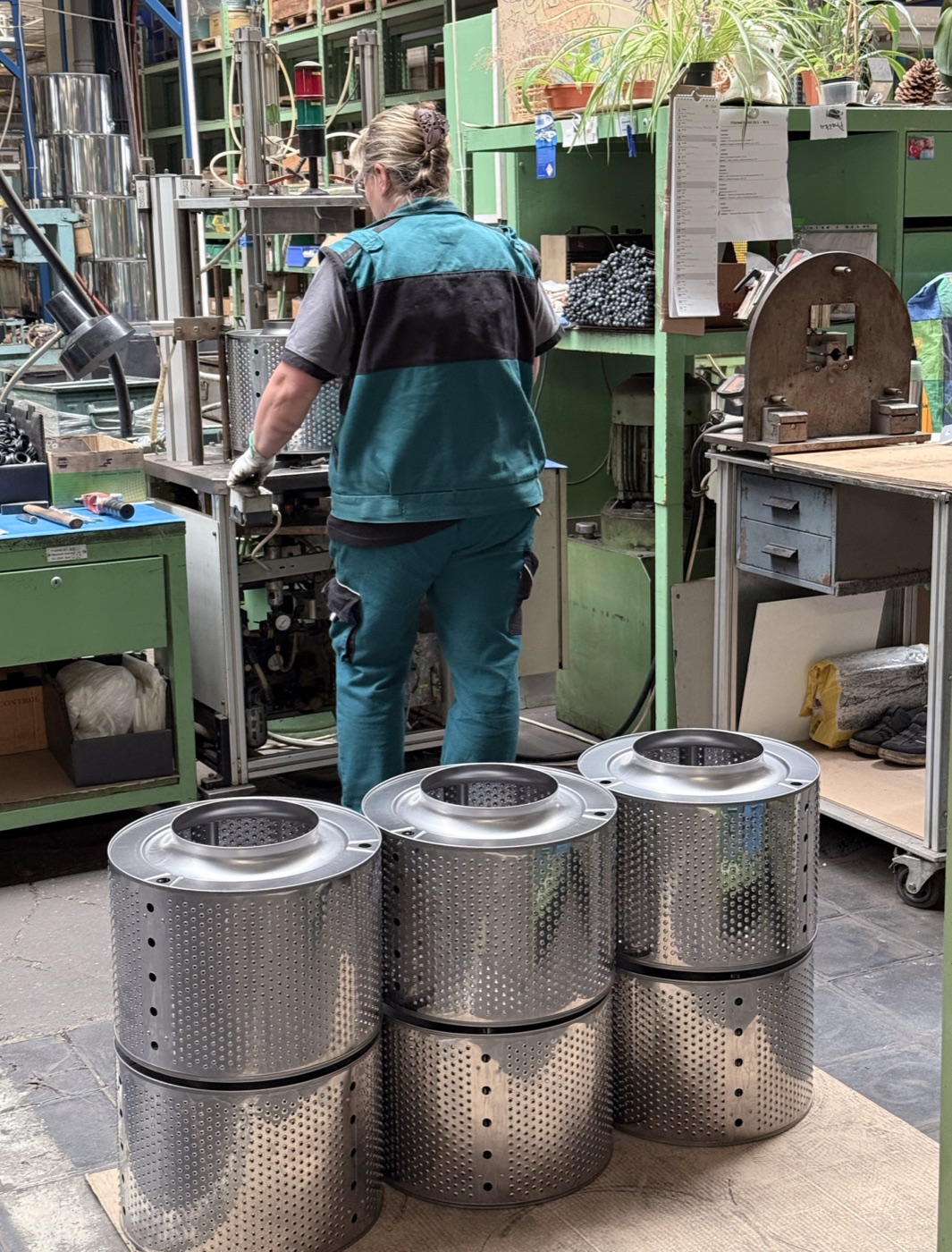 Arbeiter bei der Trommelproduktion in der EUDORA Manufaktur