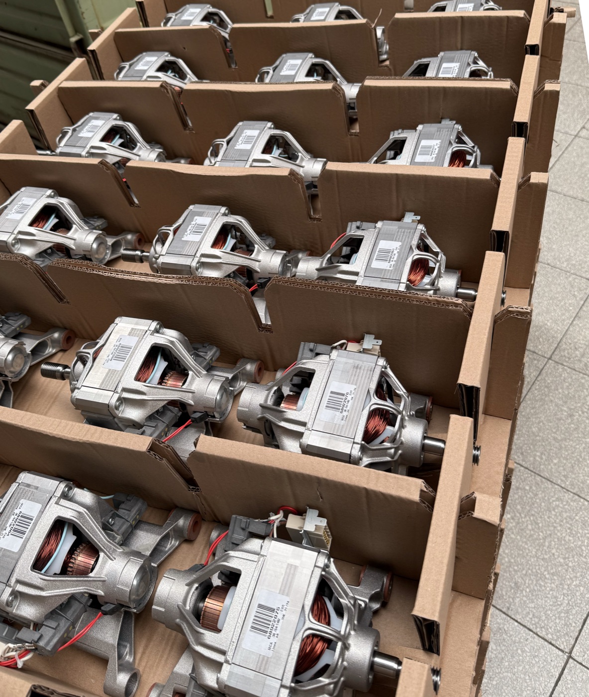 Elektromotoren in Kartonverpackungen im Raster